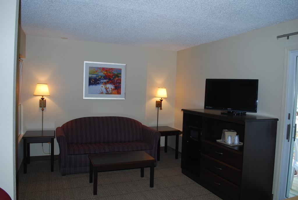 Clinton Inn & Suites Port Clinton Bagian luar foto