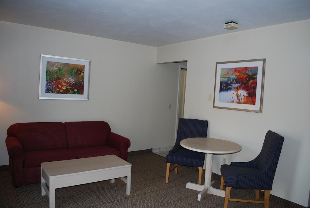 Clinton Inn & Suites Port Clinton Bagian luar foto