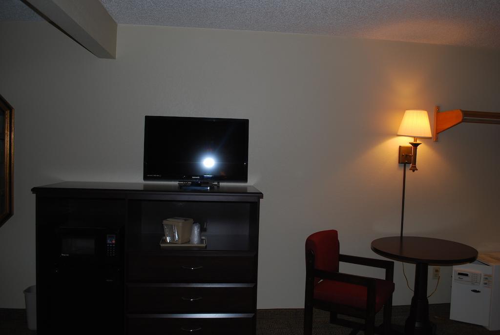 Clinton Inn & Suites Port Clinton Ruang foto