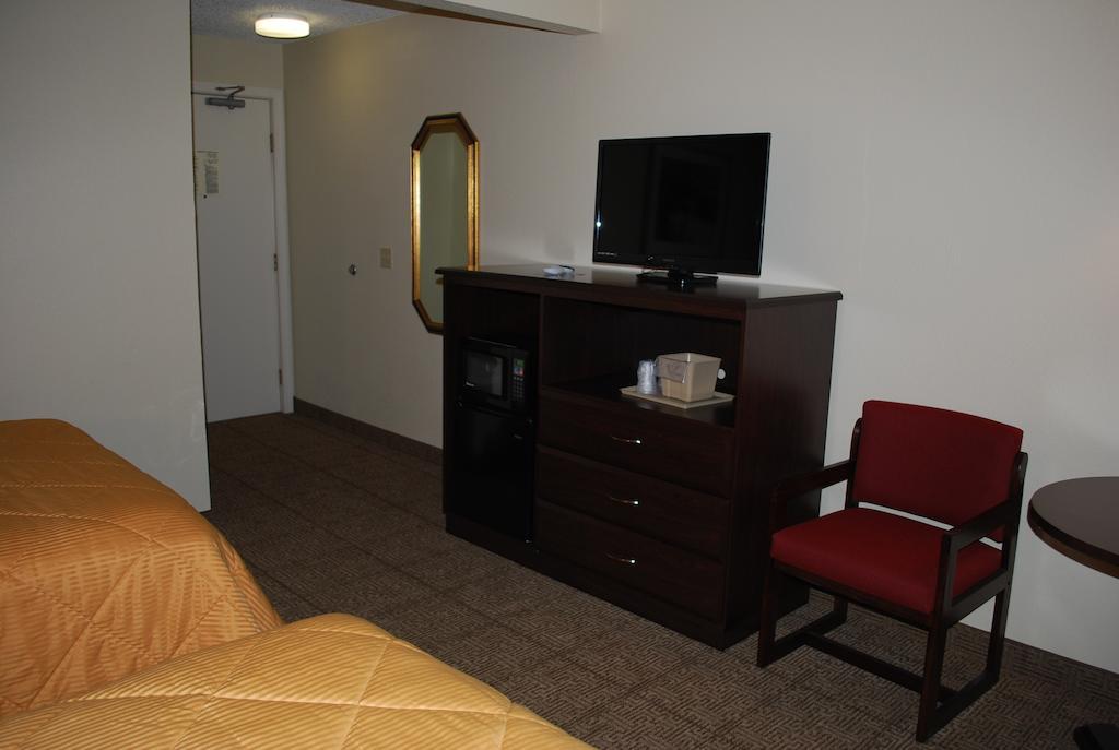 Clinton Inn & Suites Port Clinton Ruang foto